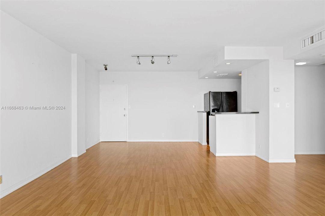 For Rent: $2,350 (1 beds, 1 baths, 822 Square Feet)