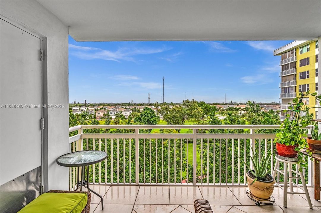 For Sale: $272,000 (2 beds, 2 baths, 1132 Square Feet)