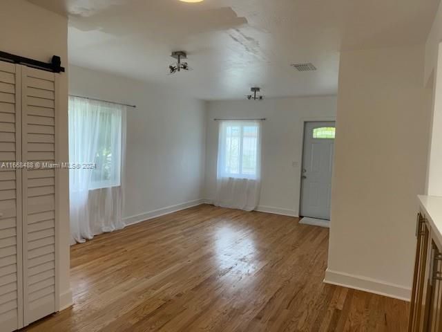 Active With Contract: $3,400 (3 beds, 1 baths, 1239 Square Feet)