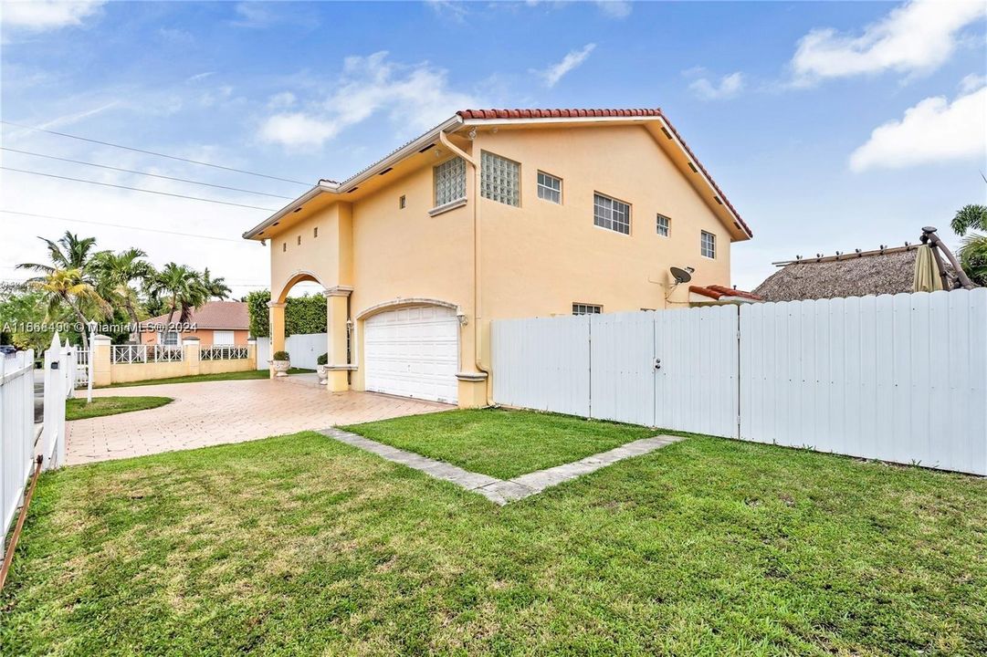 For Sale: $1,090,000 (4 beds, 3 baths, 2539 Square Feet)