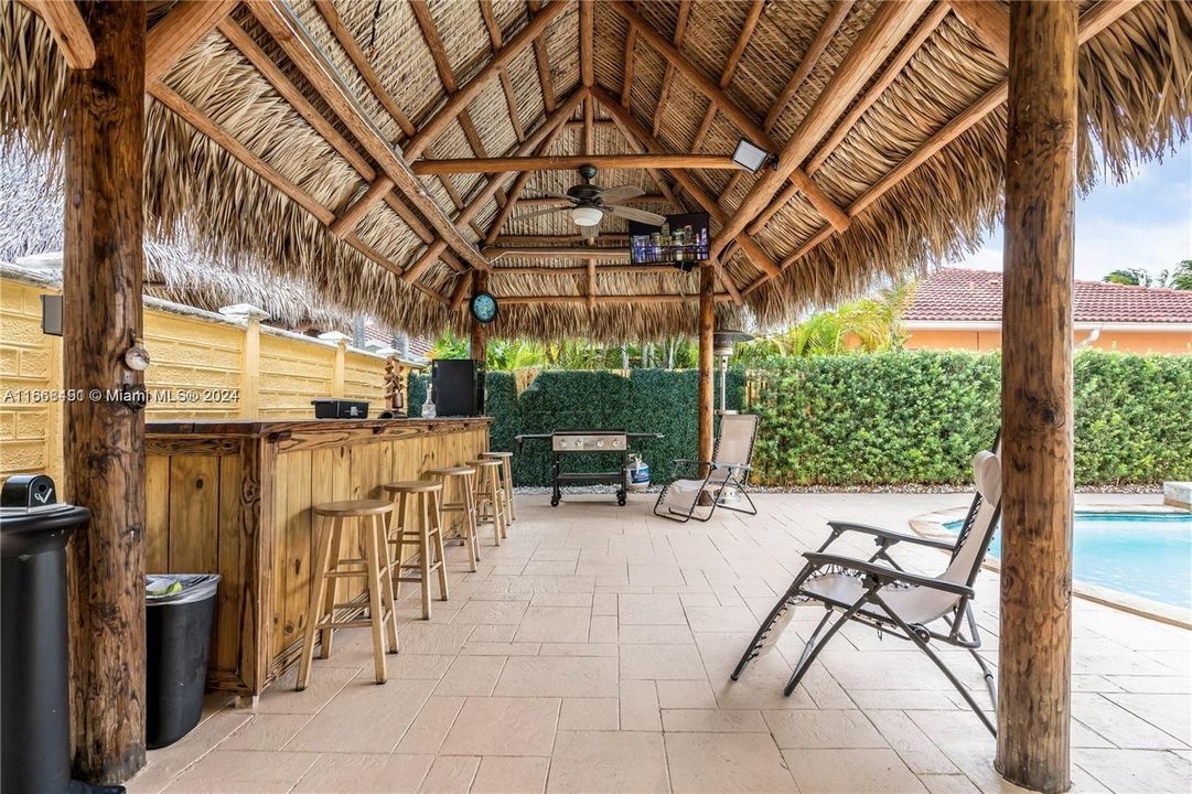 WET TIKI BAR ALL INCLUDED TV,BBQ,SPEAKER,STOOLS,CELLING FAN.ETC.