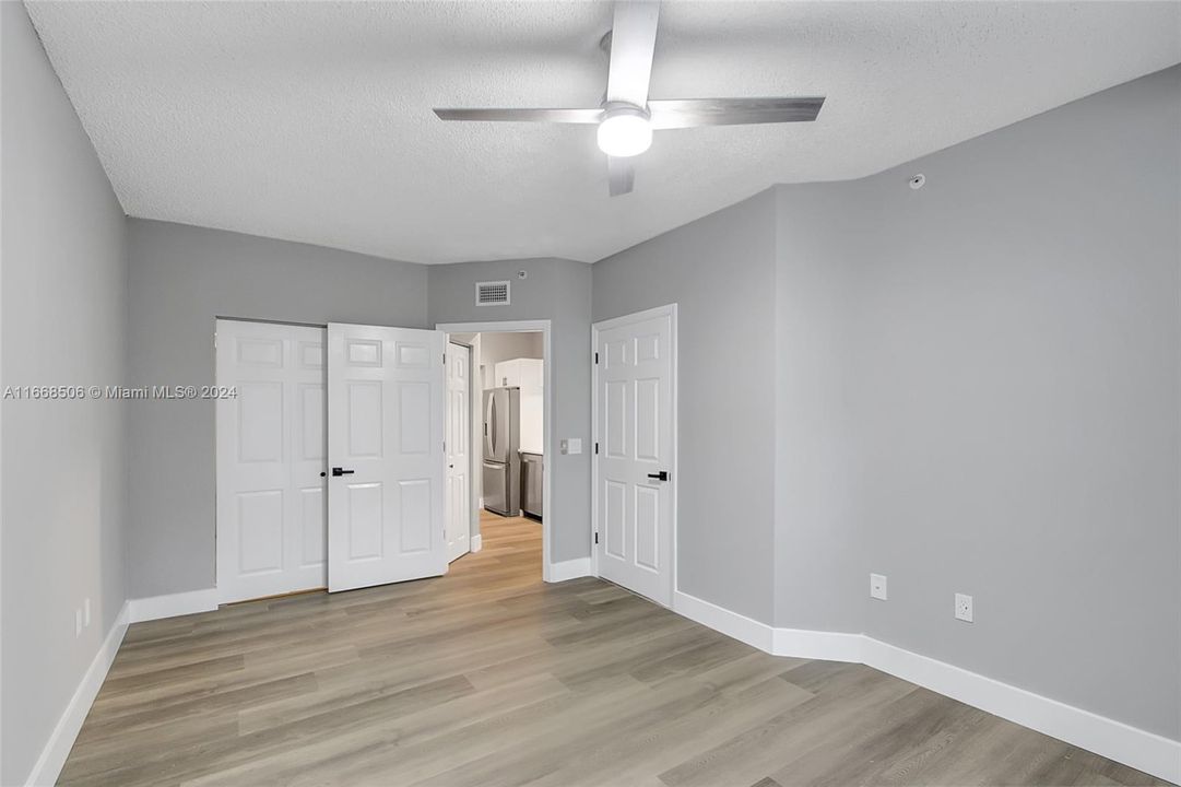 For Sale: $294,000 (1 beds, 1 baths, 726 Square Feet)