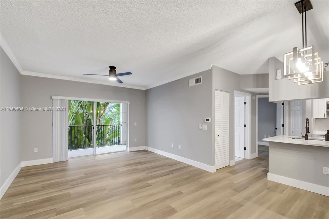 For Sale: $294,000 (1 beds, 1 baths, 726 Square Feet)