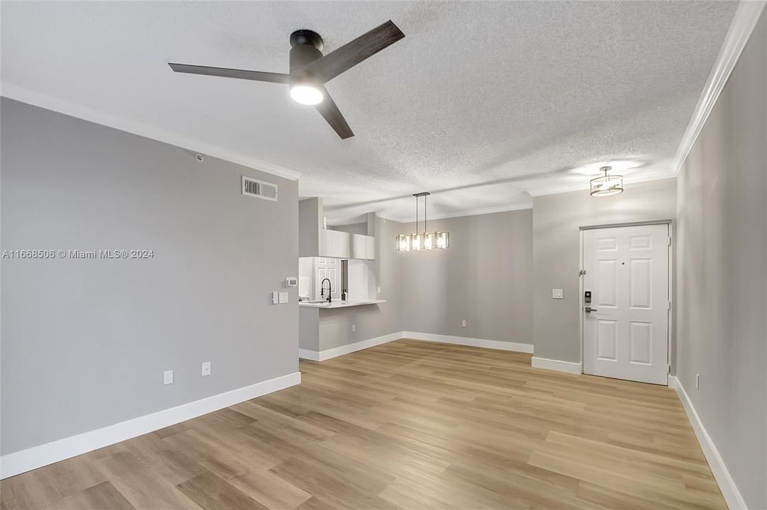 For Sale: $294,000 (1 beds, 1 baths, 726 Square Feet)