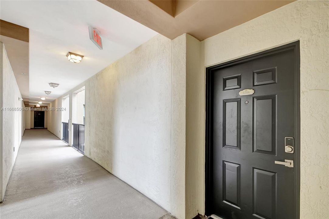 For Sale: $294,000 (1 beds, 1 baths, 726 Square Feet)