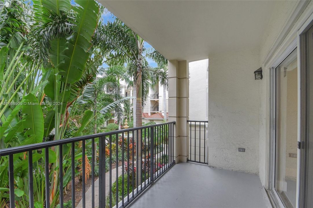 For Sale: $294,000 (1 beds, 1 baths, 726 Square Feet)