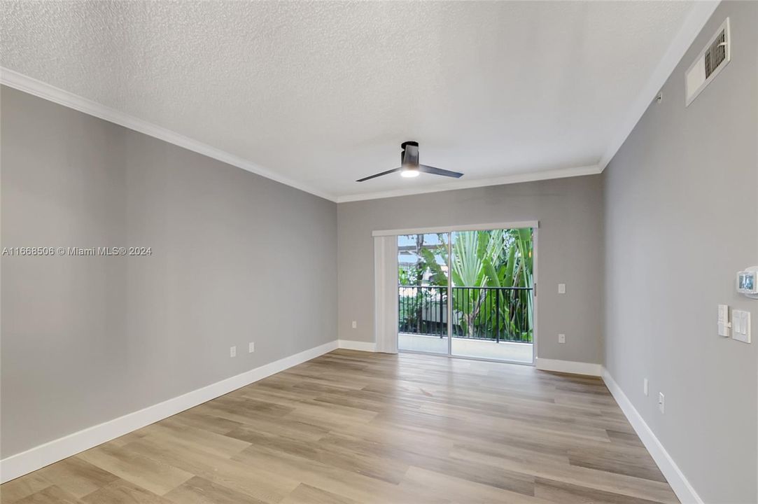 For Sale: $294,000 (1 beds, 1 baths, 726 Square Feet)