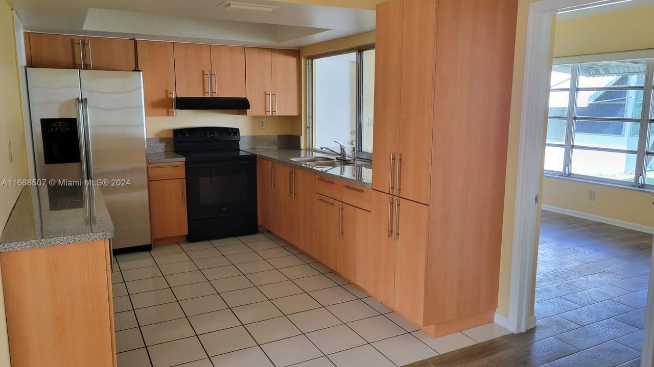 En Venta: $330,000 (4 camas, 2 baños, 1372 Pies cuadrados)