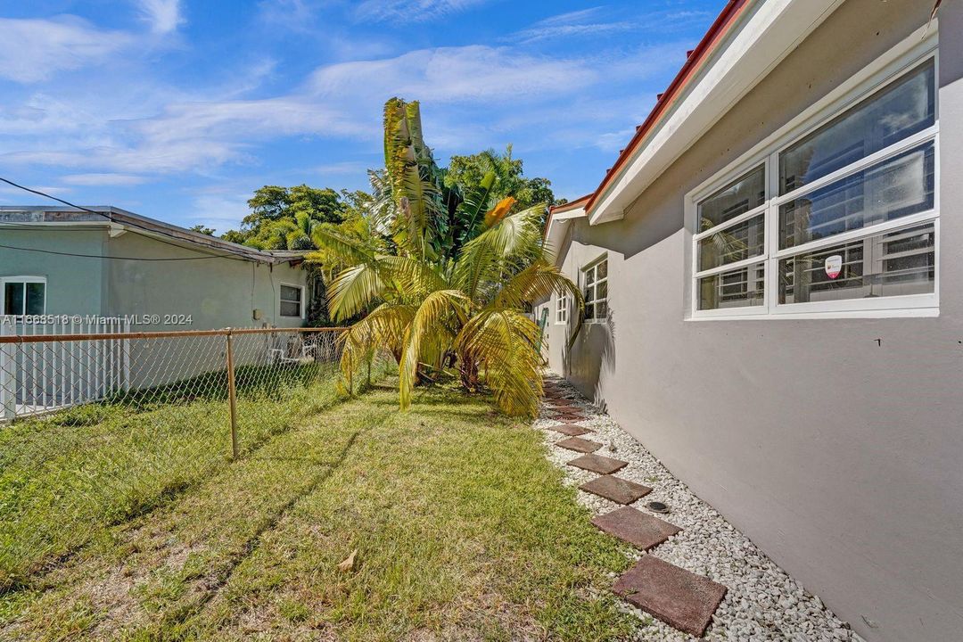 For Sale: $890,000 (3 beds, 2 baths, 1815 Square Feet)