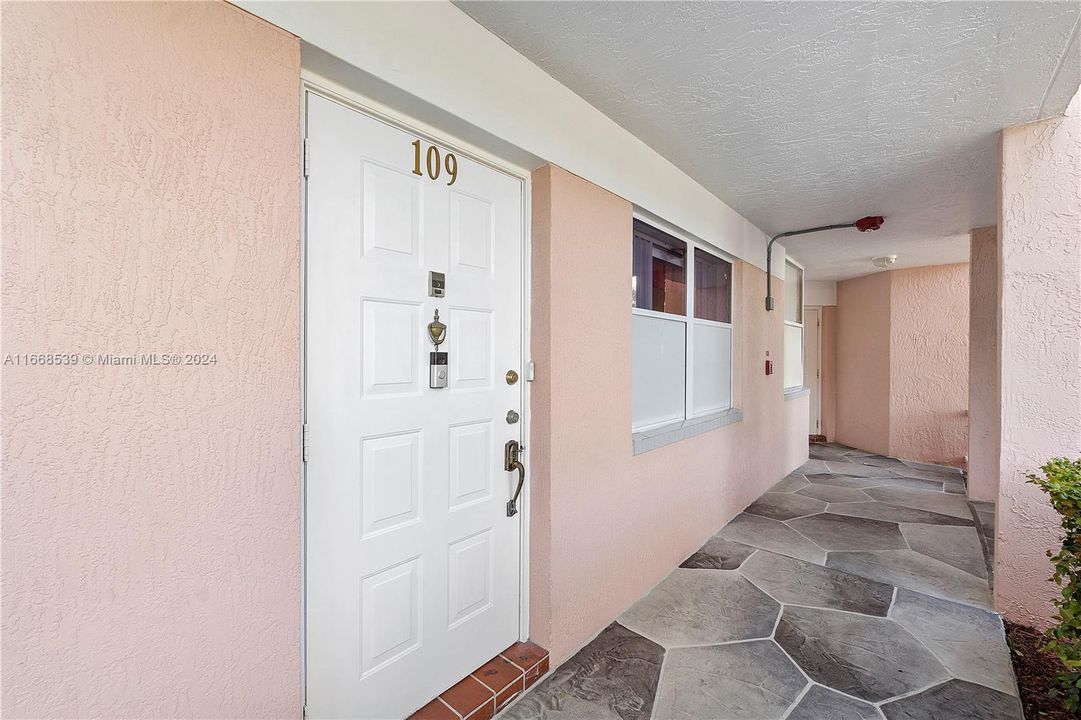 For Sale: $240,000 (2 beds, 2 baths, 1370 Square Feet)