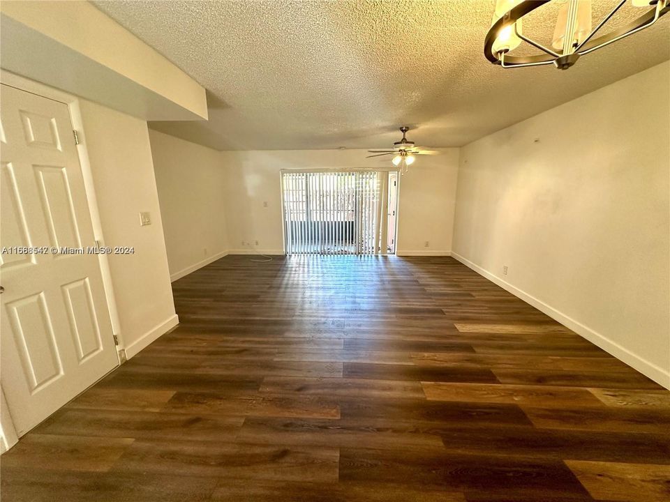 For Sale: $245,000 (2 beds, 1 baths, 1060 Square Feet)