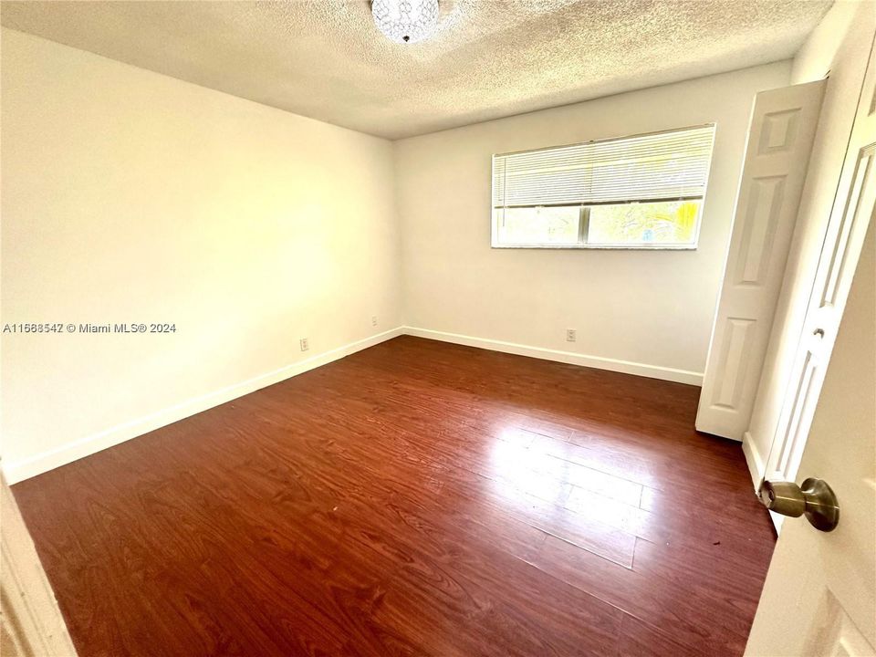 For Sale: $245,000 (2 beds, 1 baths, 1060 Square Feet)