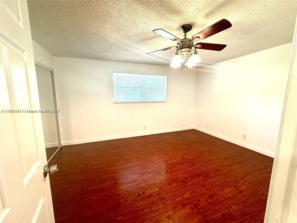 For Sale: $245,000 (2 beds, 1 baths, 1060 Square Feet)