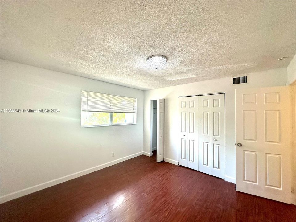 For Sale: $245,000 (2 beds, 1 baths, 1060 Square Feet)