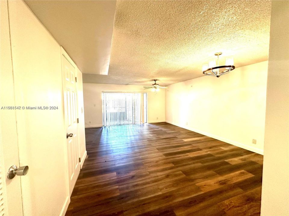 For Sale: $245,000 (2 beds, 1 baths, 1060 Square Feet)