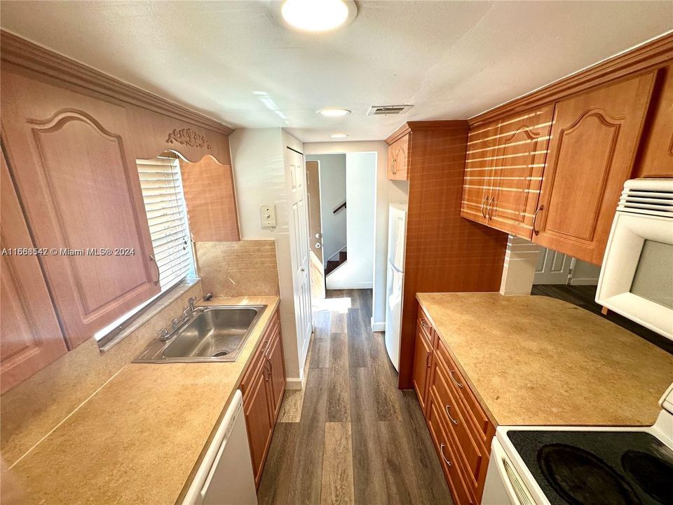 For Sale: $245,000 (2 beds, 1 baths, 1060 Square Feet)