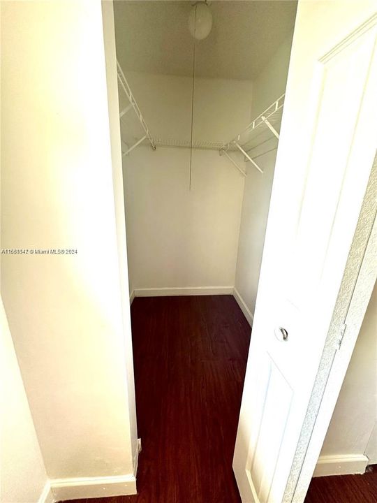 For Sale: $245,000 (2 beds, 1 baths, 1060 Square Feet)