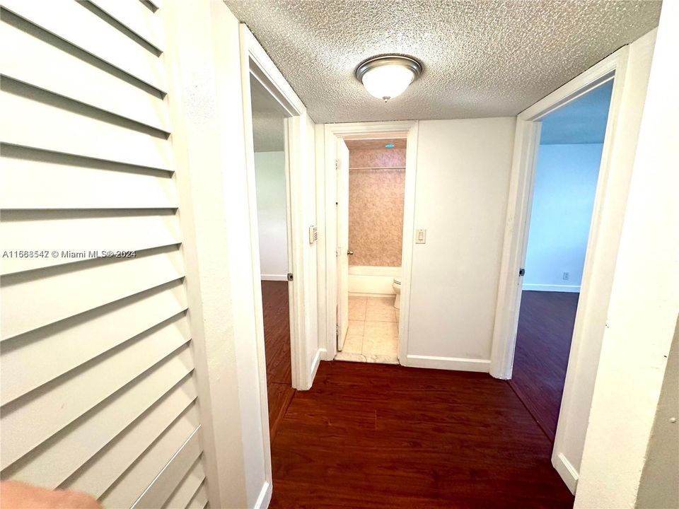 For Sale: $245,000 (2 beds, 1 baths, 1060 Square Feet)