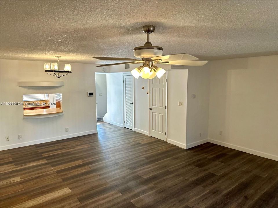 For Sale: $245,000 (2 beds, 1 baths, 1060 Square Feet)