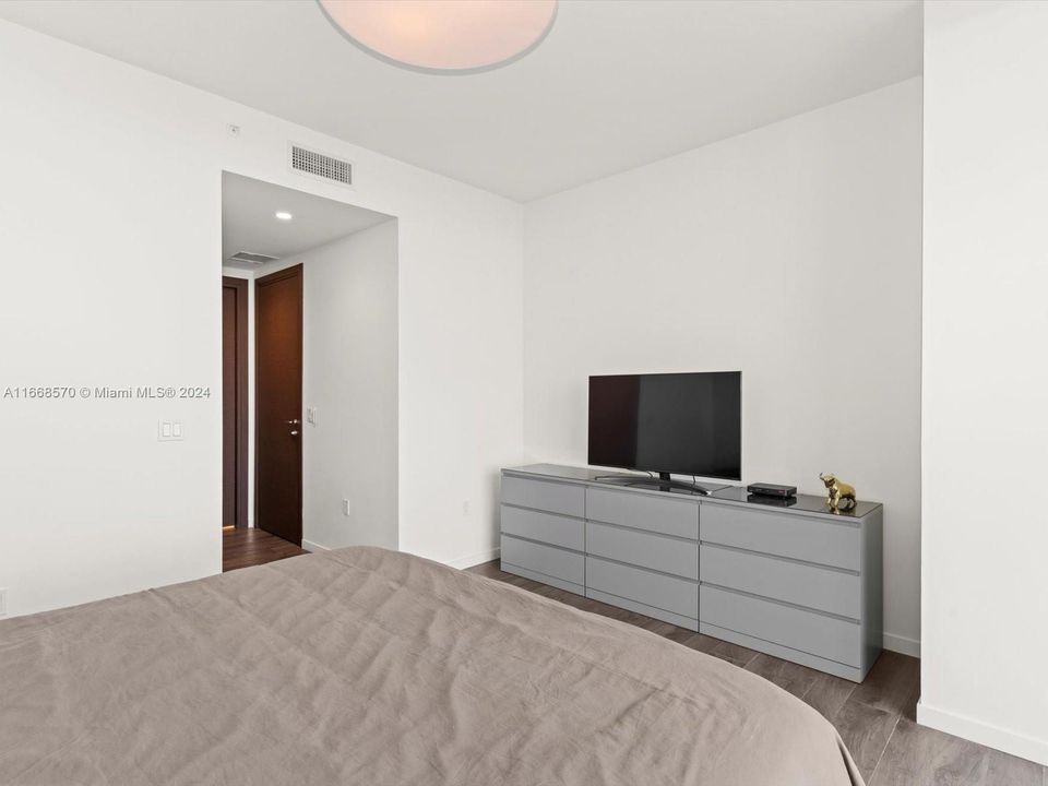 Active With Contract: $9,250 (2 beds, 2 baths, 1249 Square Feet)