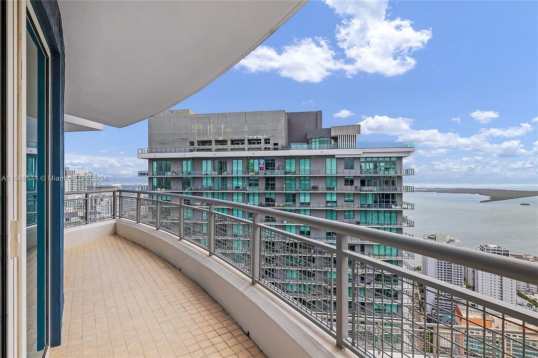 For Sale: $1,100,000 (2 beds, 2 baths, 1674 Square Feet)