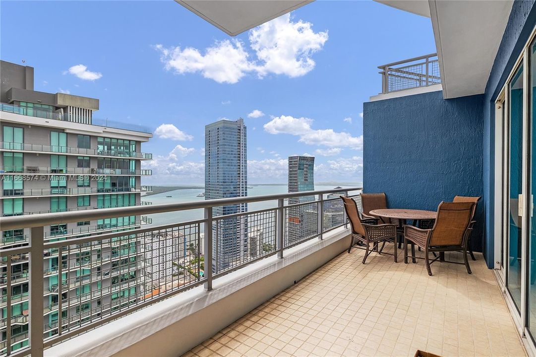 For Sale: $1,100,000 (2 beds, 2 baths, 1674 Square Feet)