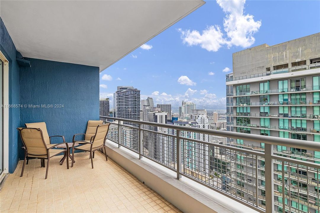 For Sale: $1,100,000 (2 beds, 2 baths, 1674 Square Feet)