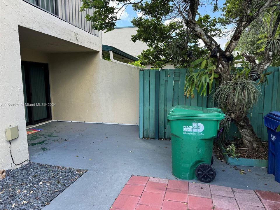 For Rent: $3,200 (3 beds, 2 baths, 1593 Square Feet)