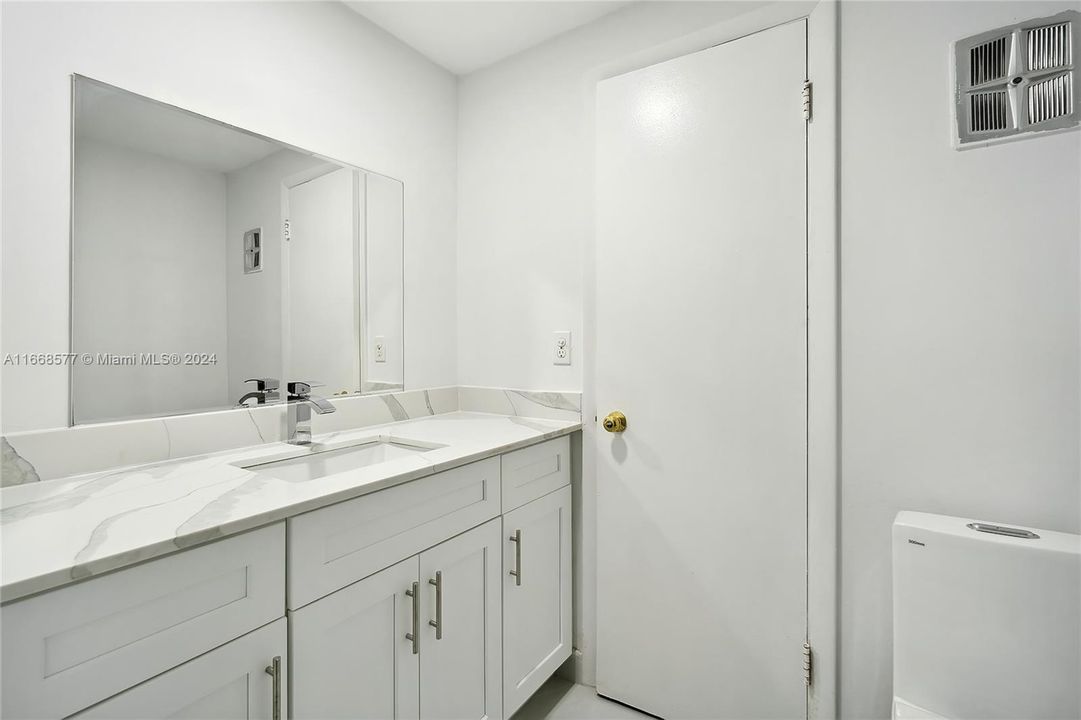 For Sale: $260,000 (2 beds, 2 baths, 995 Square Feet)