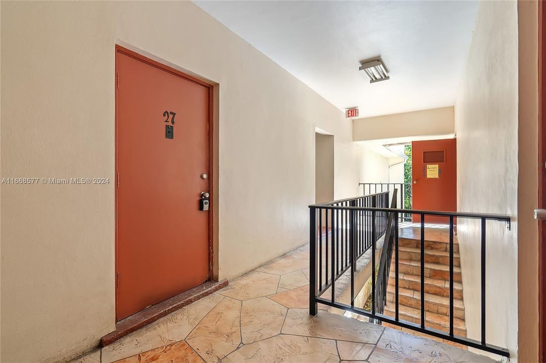 For Sale: $260,000 (2 beds, 2 baths, 995 Square Feet)