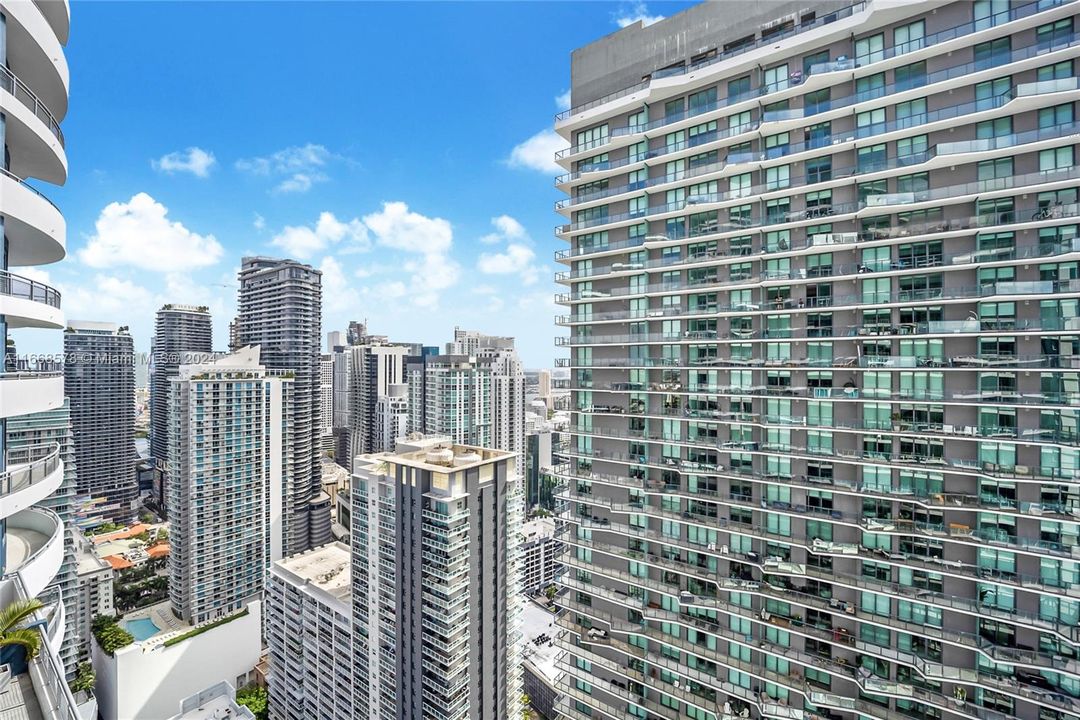 For Sale: $500,000 (1 beds, 1 baths, 686 Square Feet)