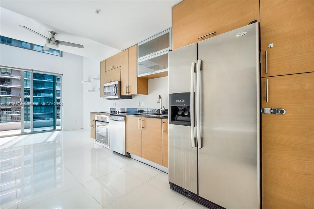 For Sale: $500,000 (1 beds, 1 baths, 686 Square Feet)