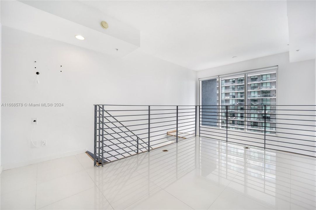 For Sale: $500,000 (1 beds, 1 baths, 686 Square Feet)