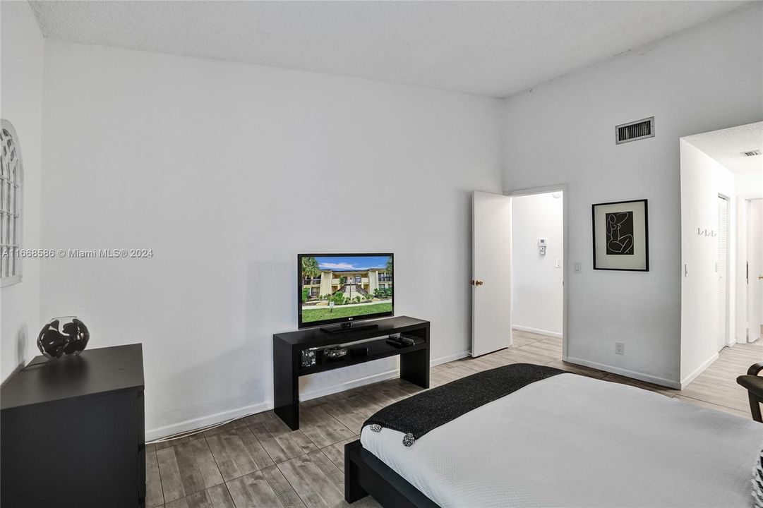 For Sale: $289,000 (2 beds, 2 baths, 1150 Square Feet)