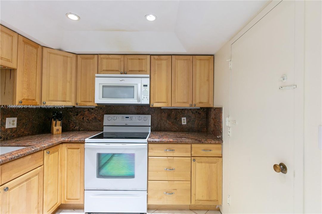 For Sale: $440,000 (2 beds, 2 baths, 1202 Square Feet)