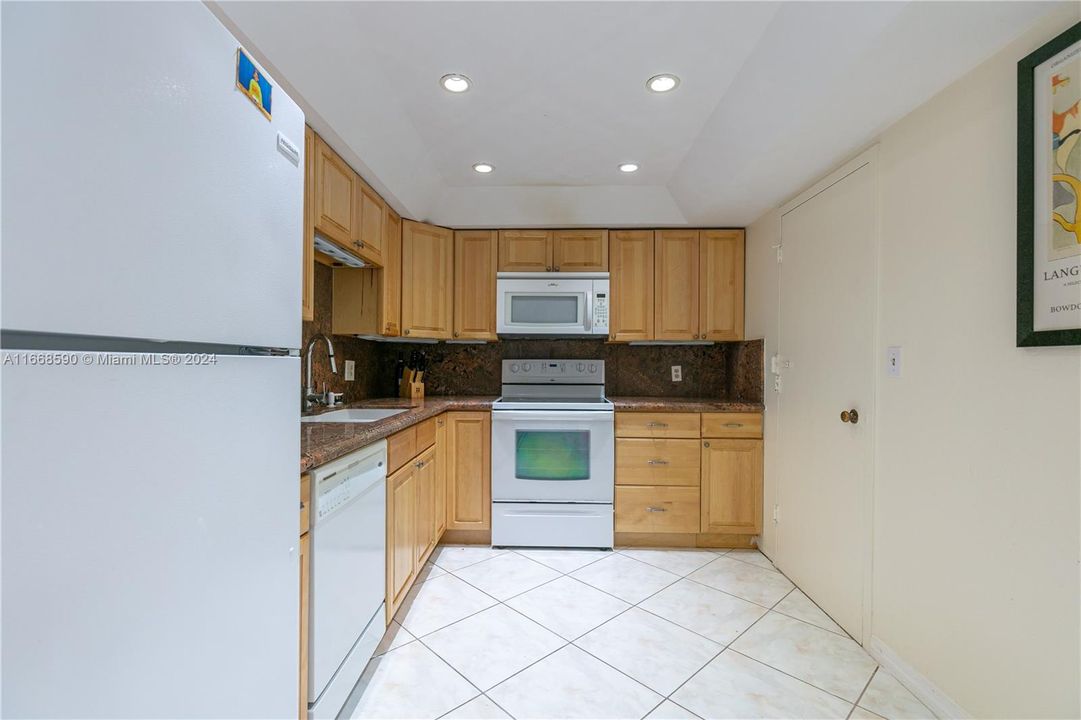 For Sale: $440,000 (2 beds, 2 baths, 1202 Square Feet)