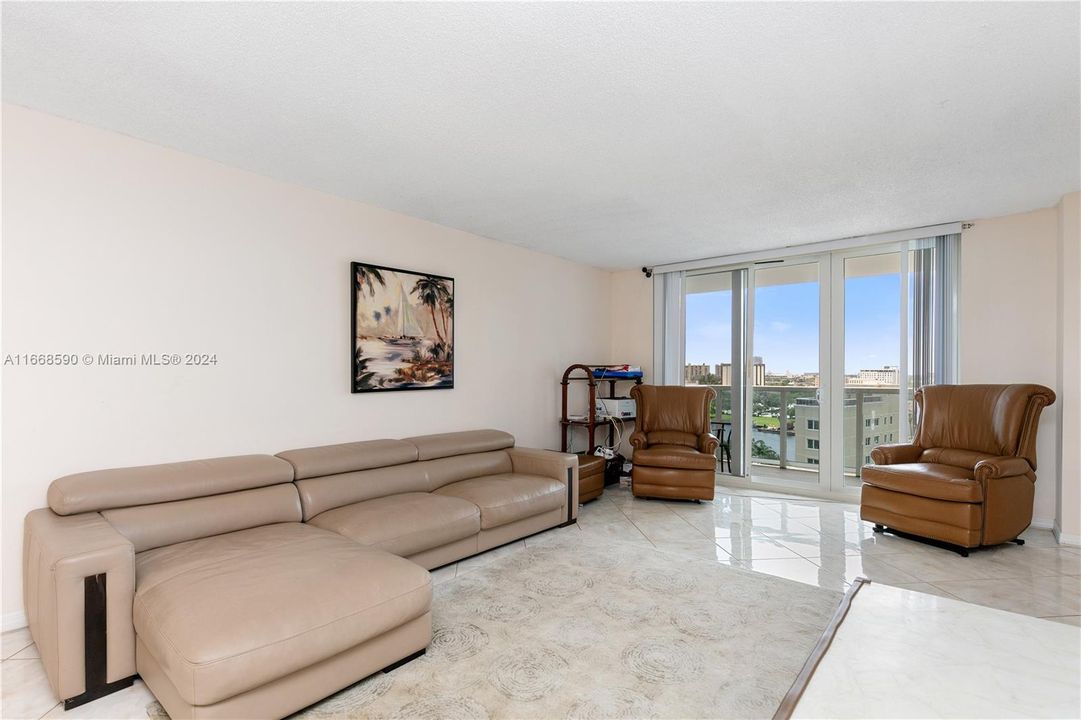 For Sale: $440,000 (2 beds, 2 baths, 1202 Square Feet)