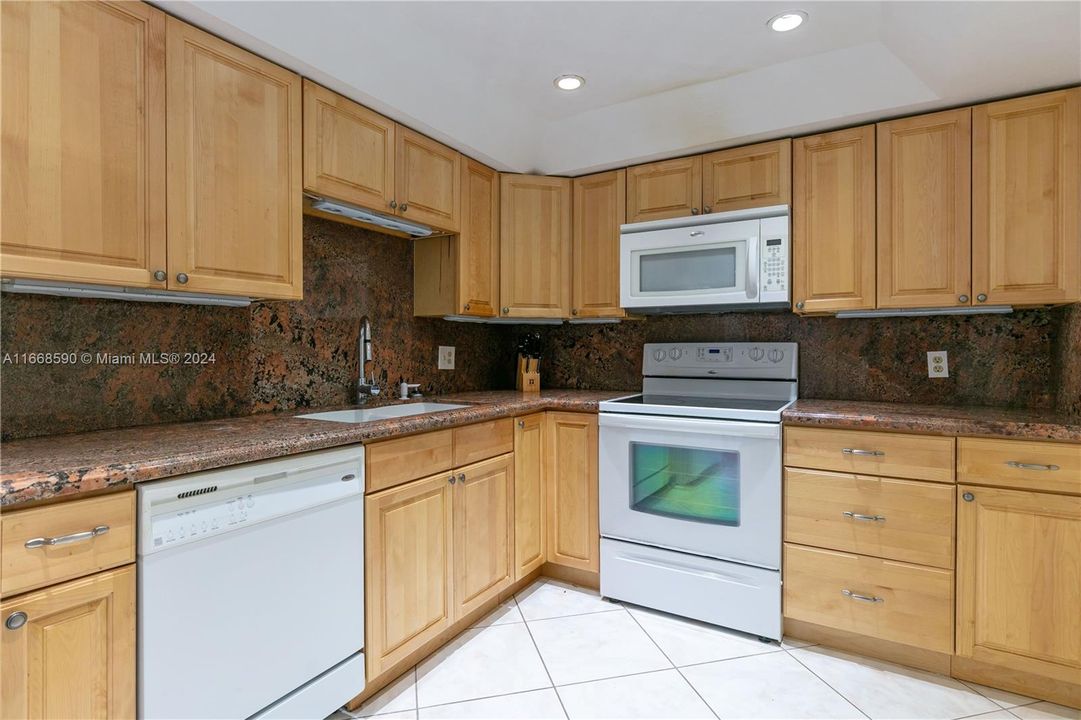 For Sale: $440,000 (2 beds, 2 baths, 1202 Square Feet)