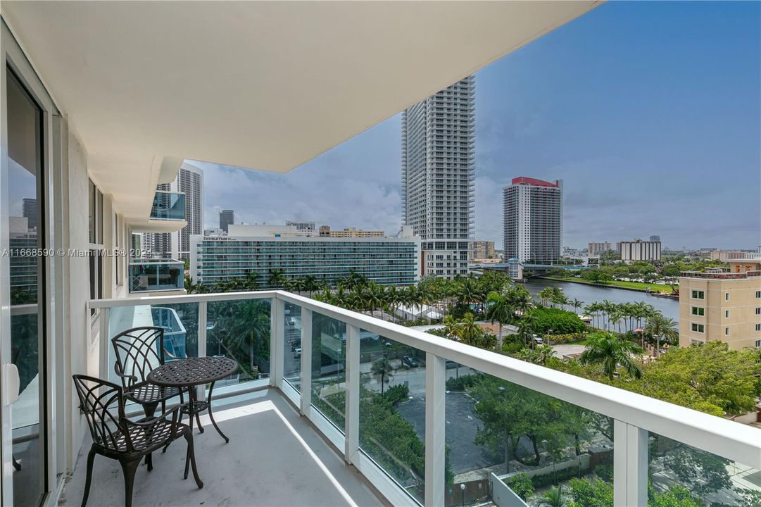 For Sale: $440,000 (2 beds, 2 baths, 1202 Square Feet)