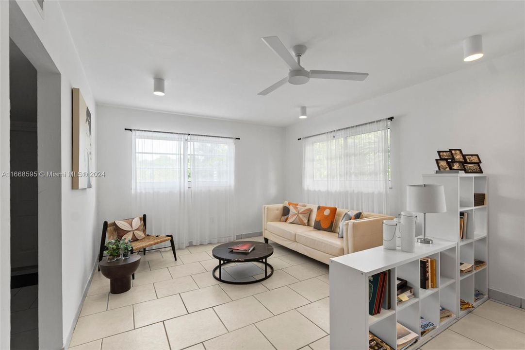 For Sale: $539,000 (2 beds, 2 baths, 995 Square Feet)