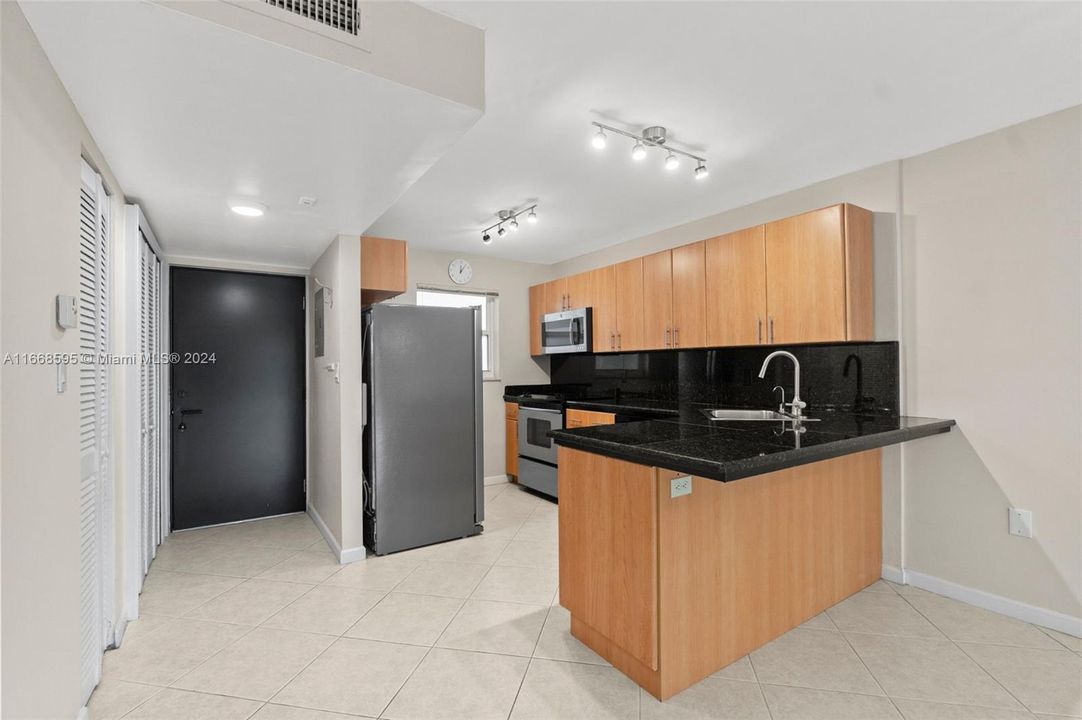 For Sale: $539,000 (2 beds, 2 baths, 995 Square Feet)