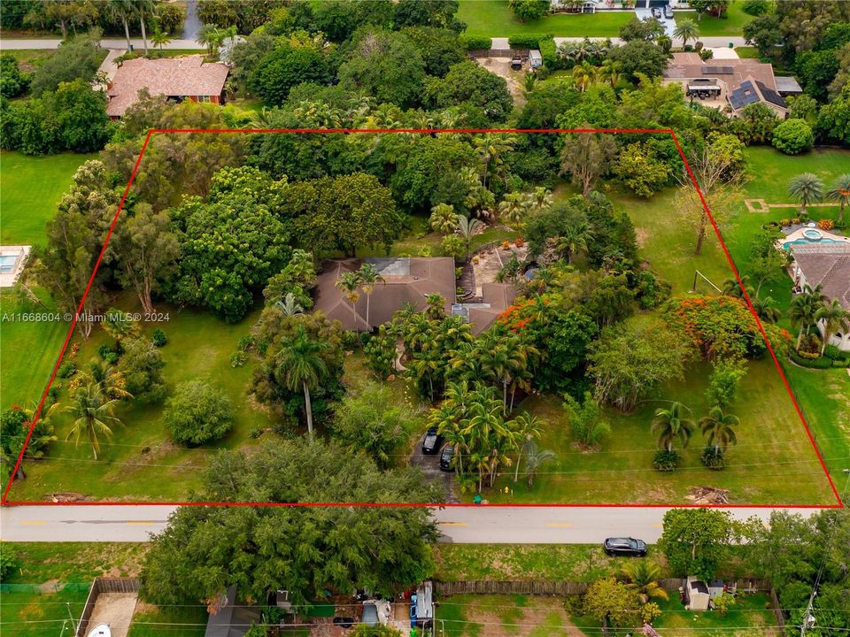 En Venta: $1,850,000 (2.36 acres)