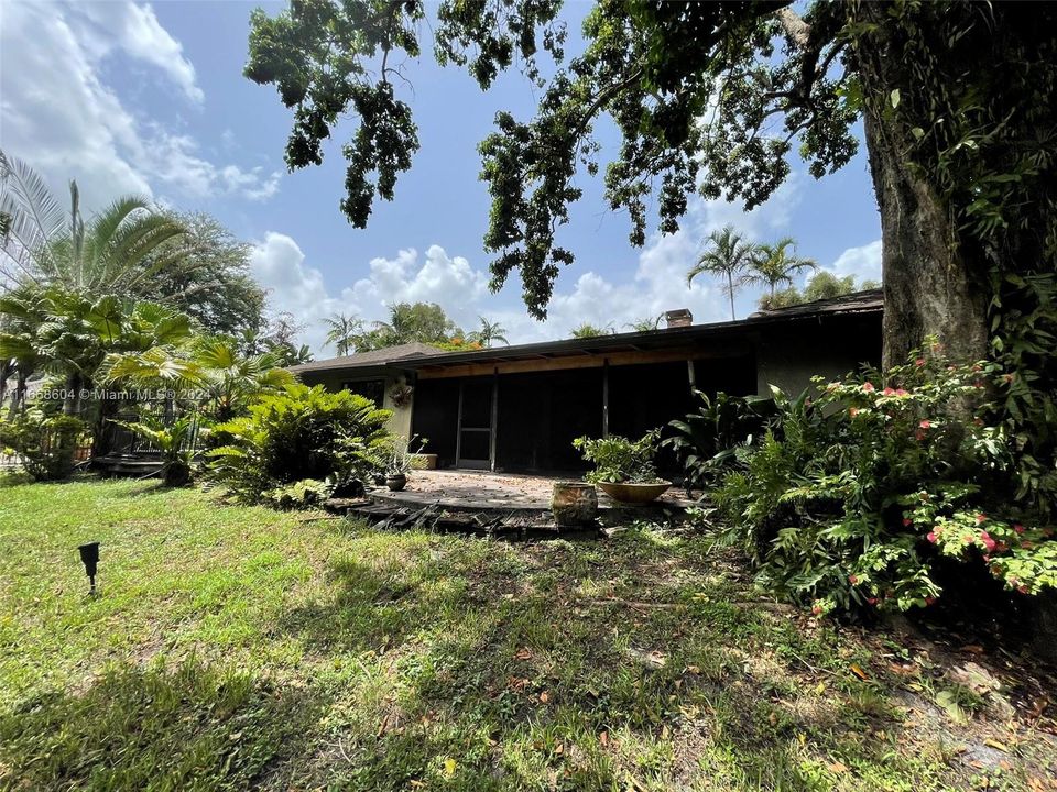 En Venta: $1,850,000 (2.36 acres)