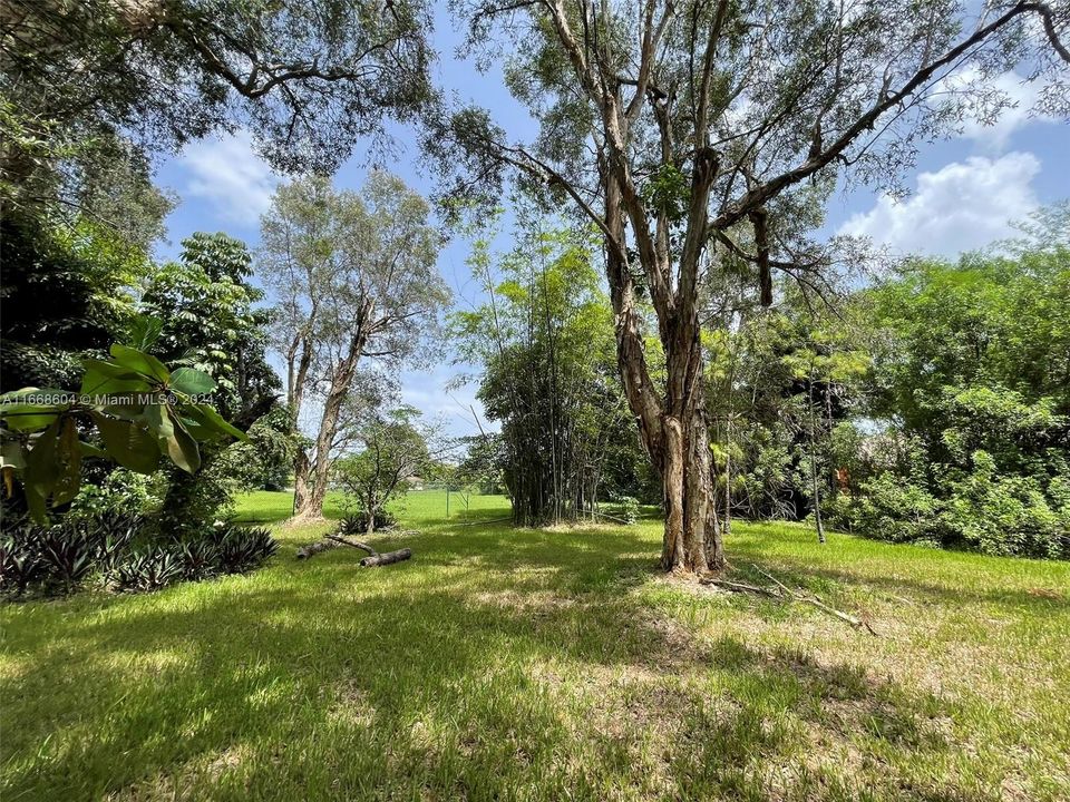 На продажу: $1,850,000 (2.36 acres)