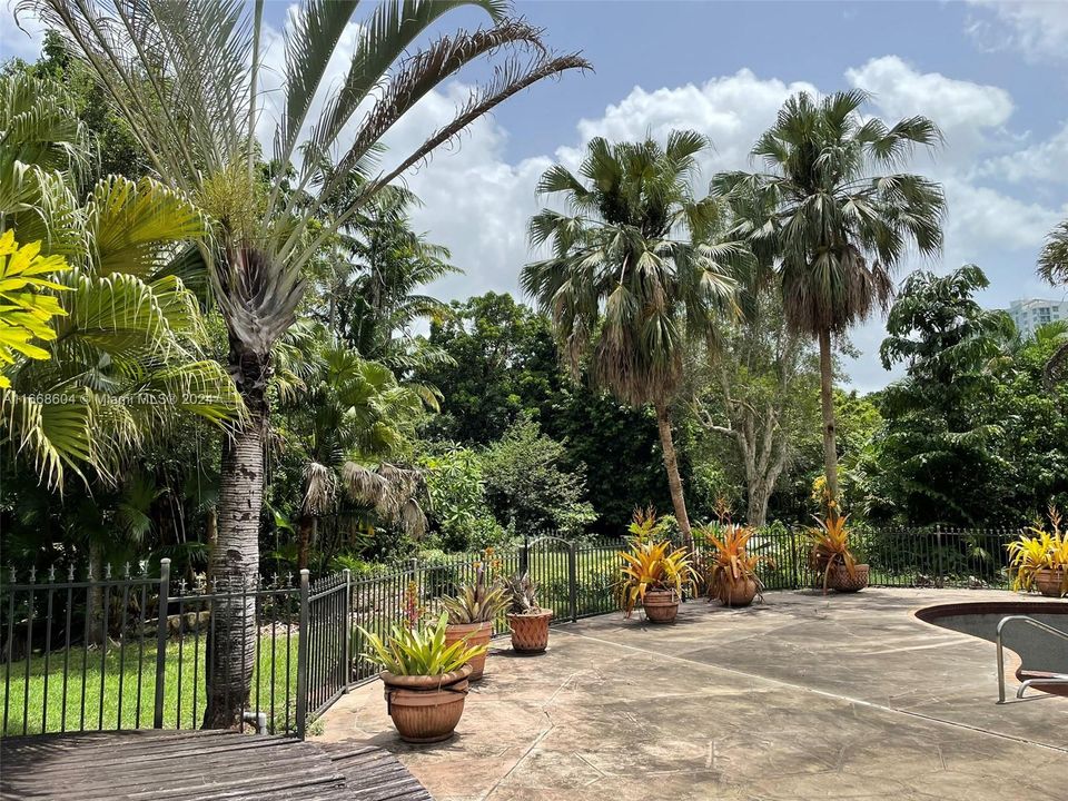 En Venta: $1,850,000 (2.36 acres)