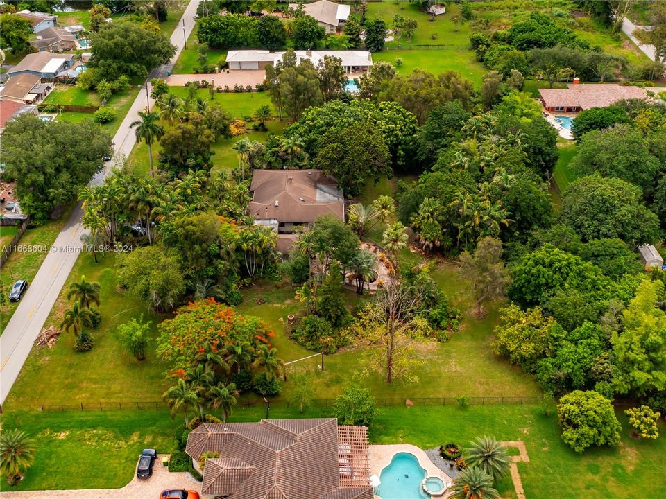 En Venta: $1,850,000 (2.36 acres)