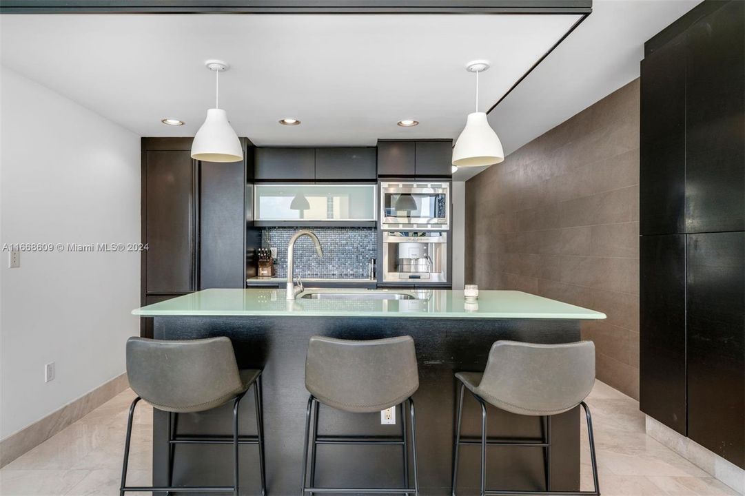 For Sale: $1,850,000 (2 beds, 2 baths, 1323 Square Feet)