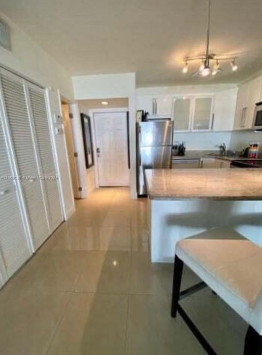 For Rent: $1,900 (1 beds, 1 baths, 700 Square Feet)