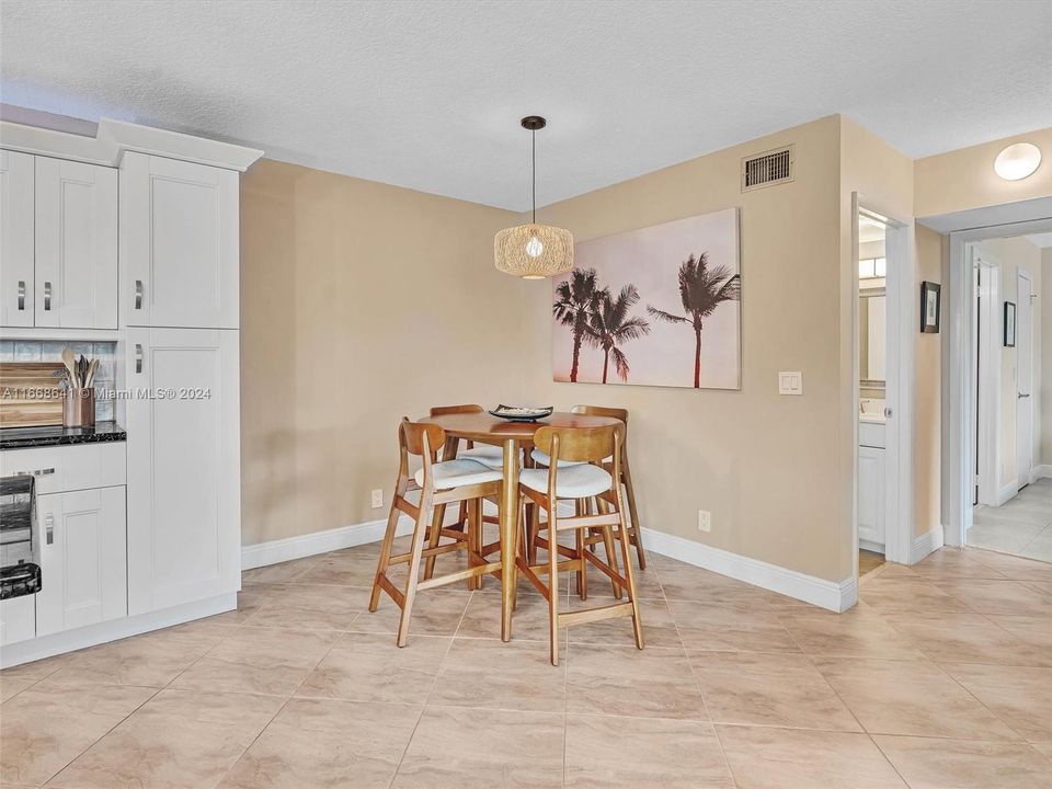 For Sale: $249,999 (2 beds, 2 baths, 887 Square Feet)