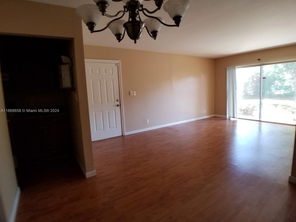 For Rent: $1,650 (1 beds, 1 baths, 840 Square Feet)